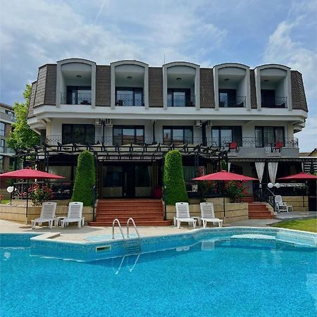 Family Hotel Paradise 산콘스탄틴앤헬레나 외부 사진