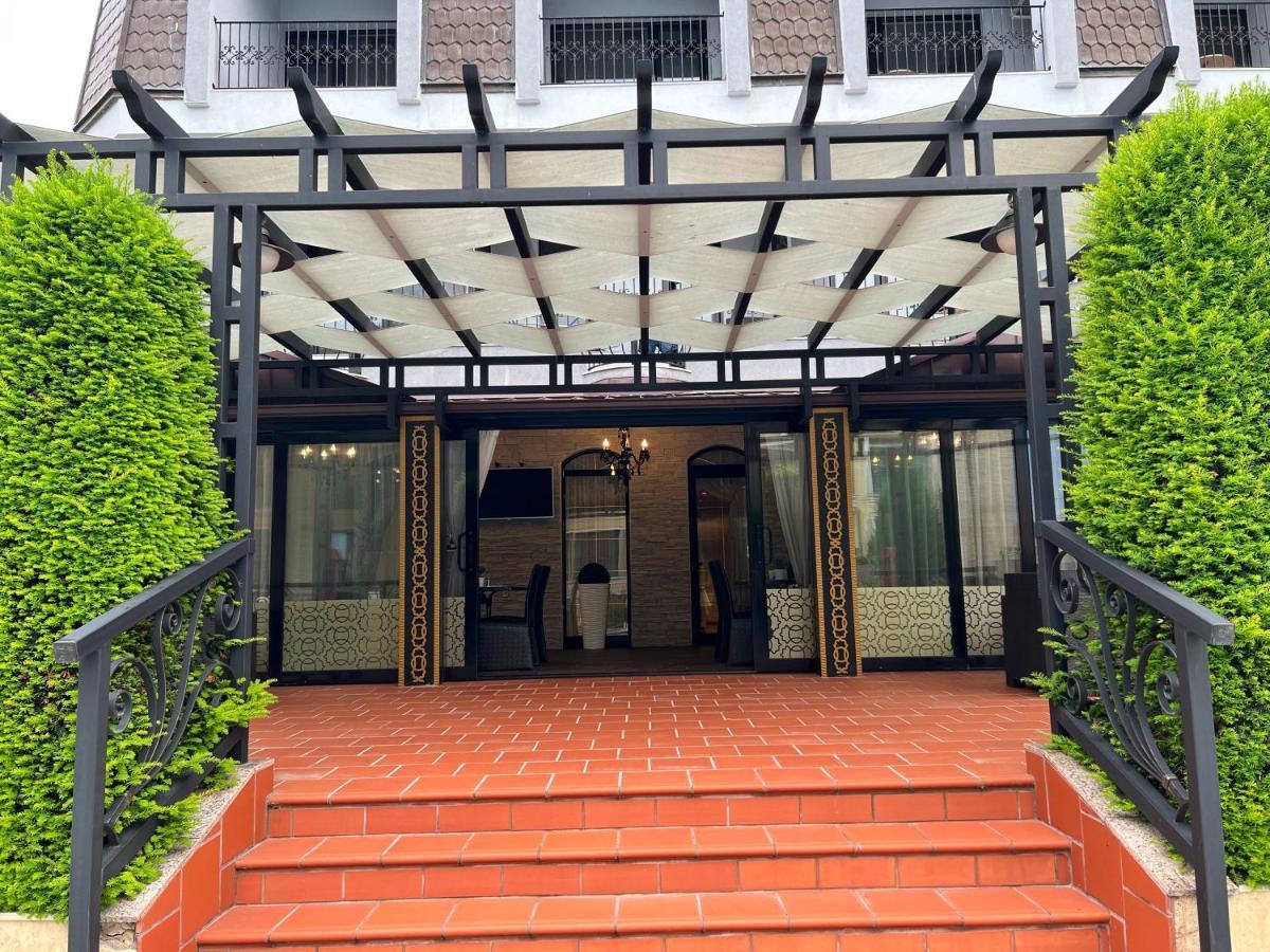 Family Hotel Paradise 산콘스탄틴앤헬레나 외부 사진