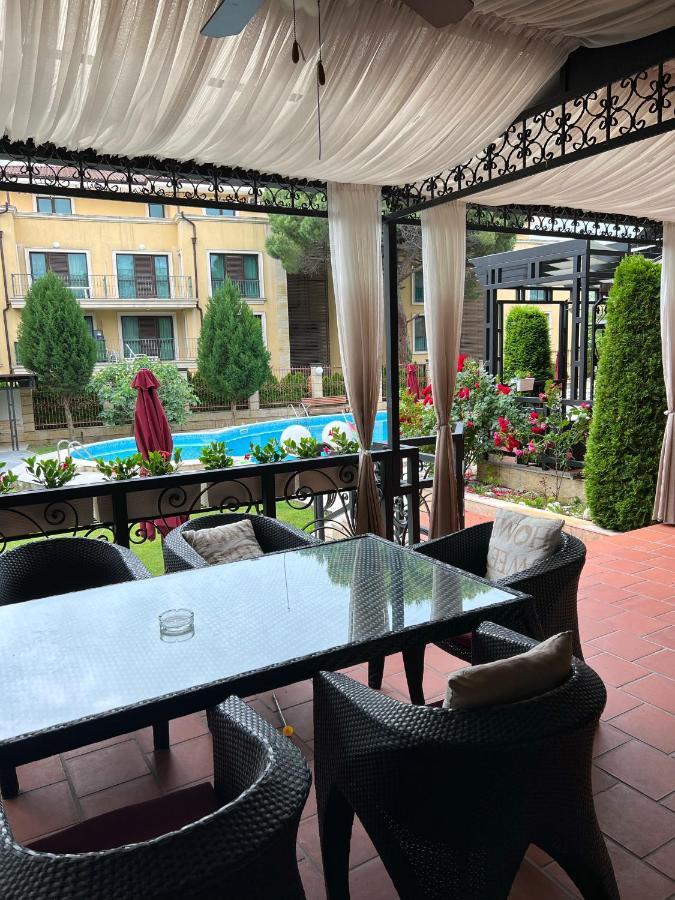 Family Hotel Paradise 산콘스탄틴앤헬레나 외부 사진
