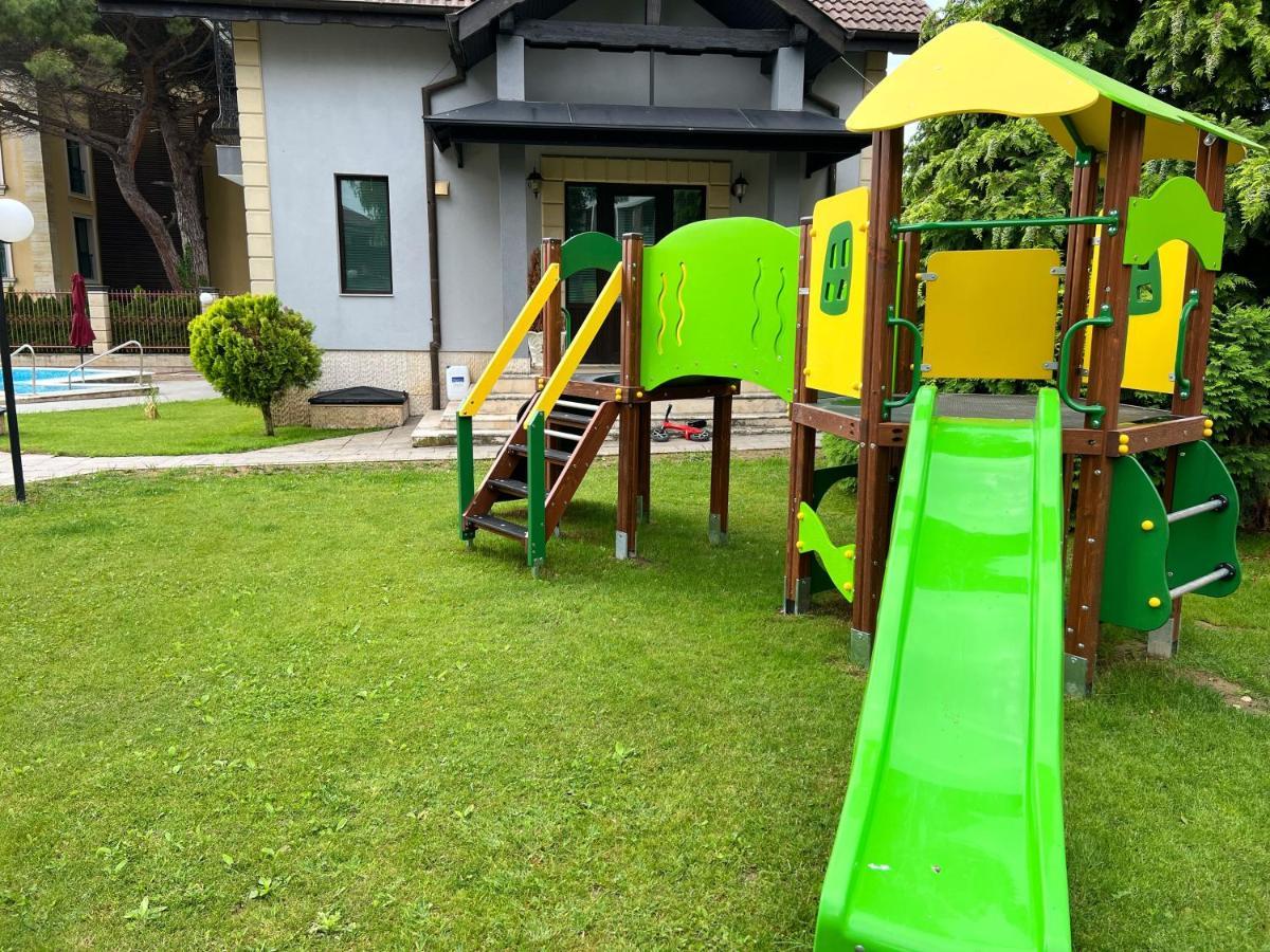 Family Hotel Paradise 산콘스탄틴앤헬레나 외부 사진