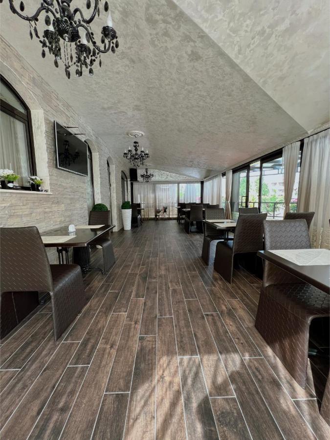 Family Hotel Paradise 산콘스탄틴앤헬레나 외부 사진