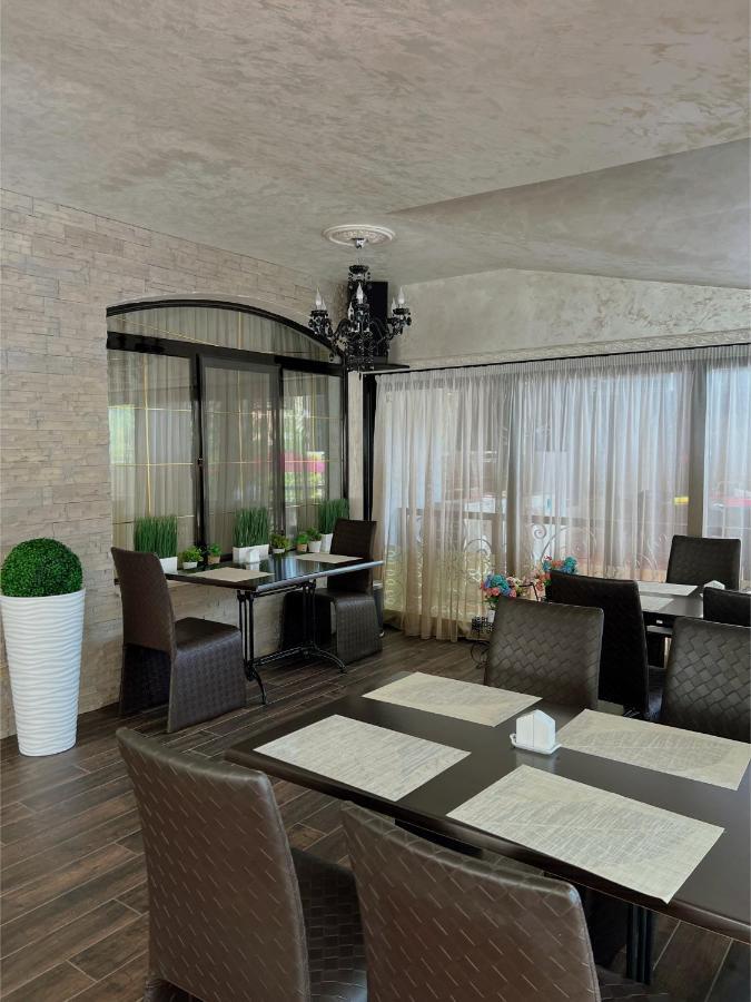 Family Hotel Paradise 산콘스탄틴앤헬레나 외부 사진