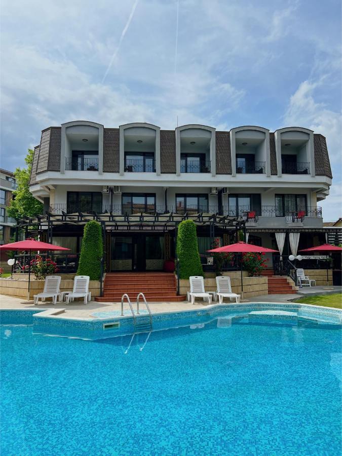 Family Hotel Paradise 산콘스탄틴앤헬레나 외부 사진