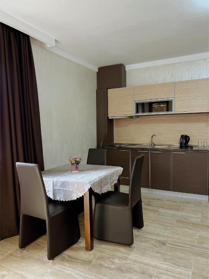 Family Hotel Paradise 산콘스탄틴앤헬레나 외부 사진