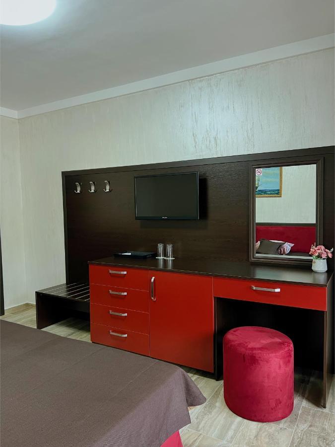 Family Hotel Paradise 산콘스탄틴앤헬레나 외부 사진