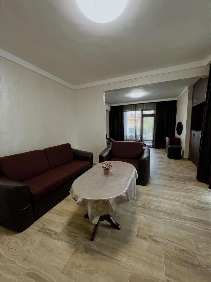 Family Hotel Paradise 산콘스탄틴앤헬레나 외부 사진