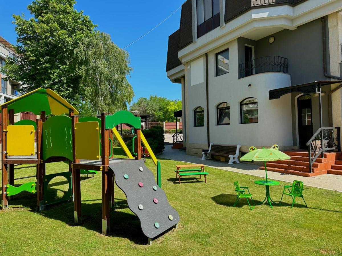 Family Hotel Paradise 산콘스탄틴앤헬레나 외부 사진